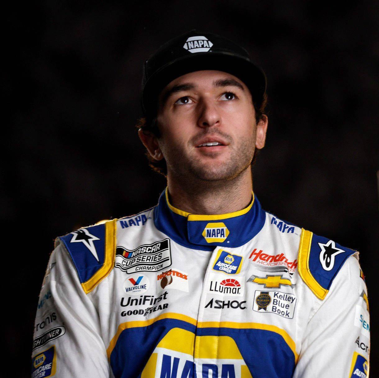 身穿NAPA賽車服的NASCAR車手專注地向上凝視。