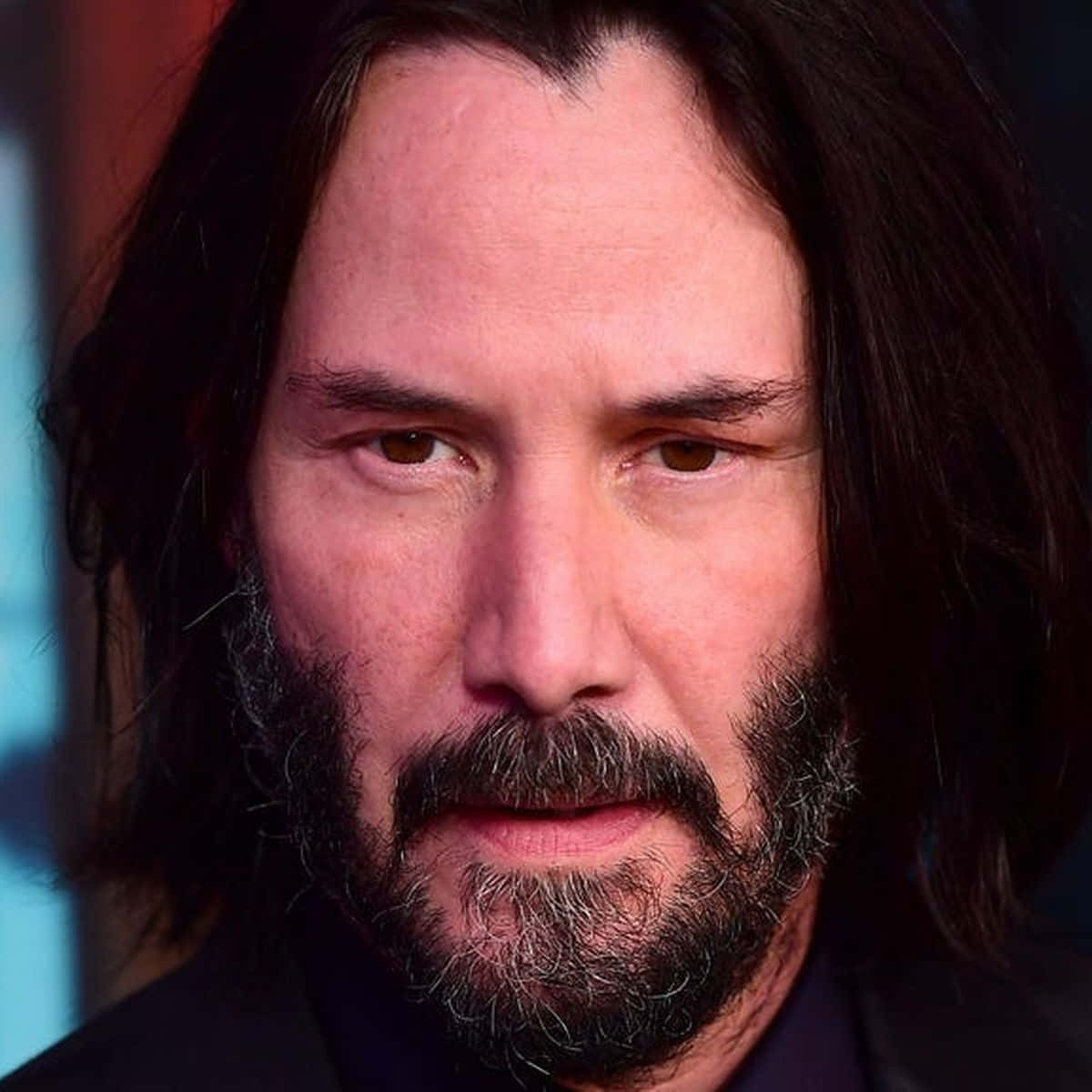Keanu Reeves 桌布 壁紙 — 奇洛李維斯嘅近距離肖像，長黑髮同灰白鬍鬚，直視鏡頭。