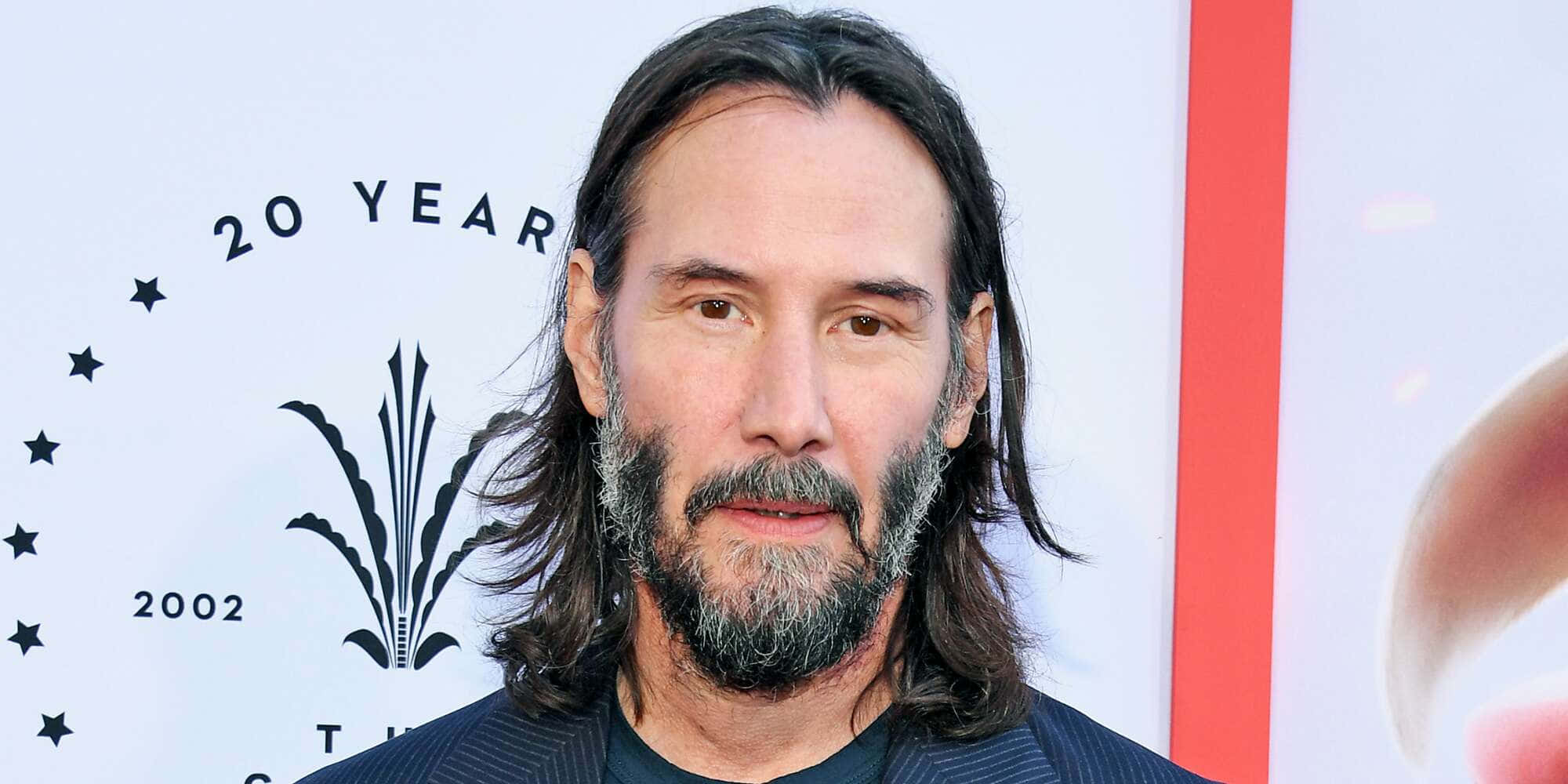 Keanu Reeves 桌布 壁紙 — 奇洛李維斯留著長黑髮和鬍鬚，穿著深色西裝出席20週年紀念活動。