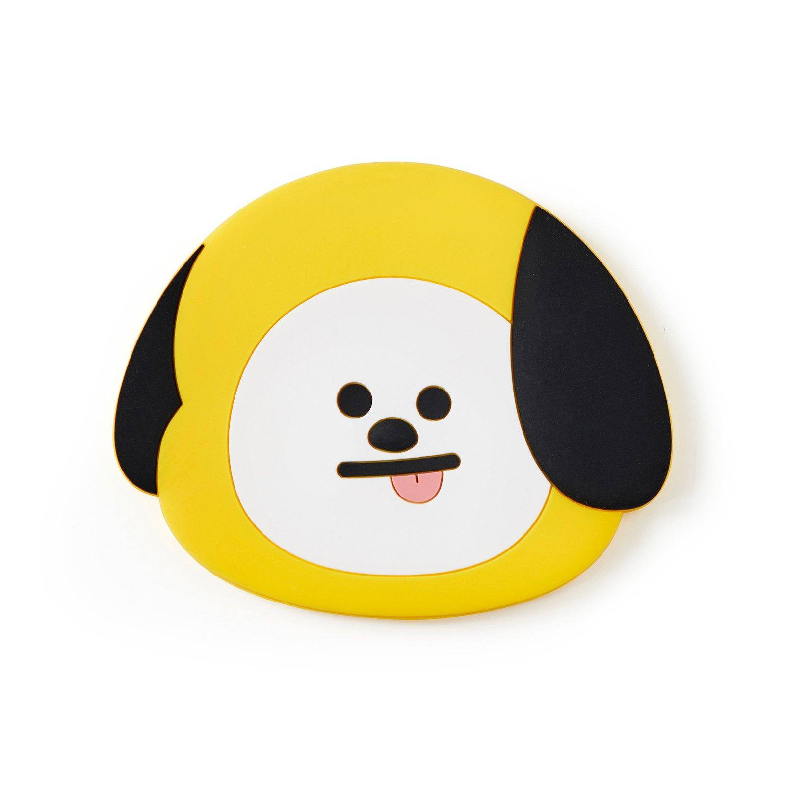 奇米 BT21 以白色為背景 壁紙 — 一隻快樂的黃色卡通狗，有黑色耳朵和伸出的粉紅色舌頭，背景是純白色。