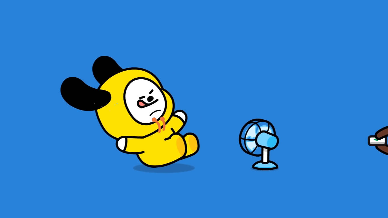 奇米 Bt21 吹電扇 壁紙 — 一個黃色卡通角色，黑色耳朵，坐在藍色風扇旁邊流汗，背景為純藍色。