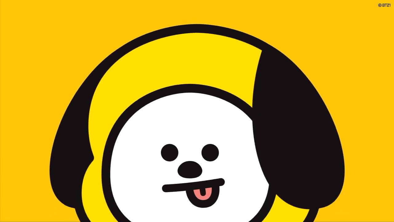 奇米 BT21 特寫 壁紙 — 一隻快樂的卡通狗，有黑色耳朵和粉紅色舌頭，在純黃色背景上伸出舌頭。