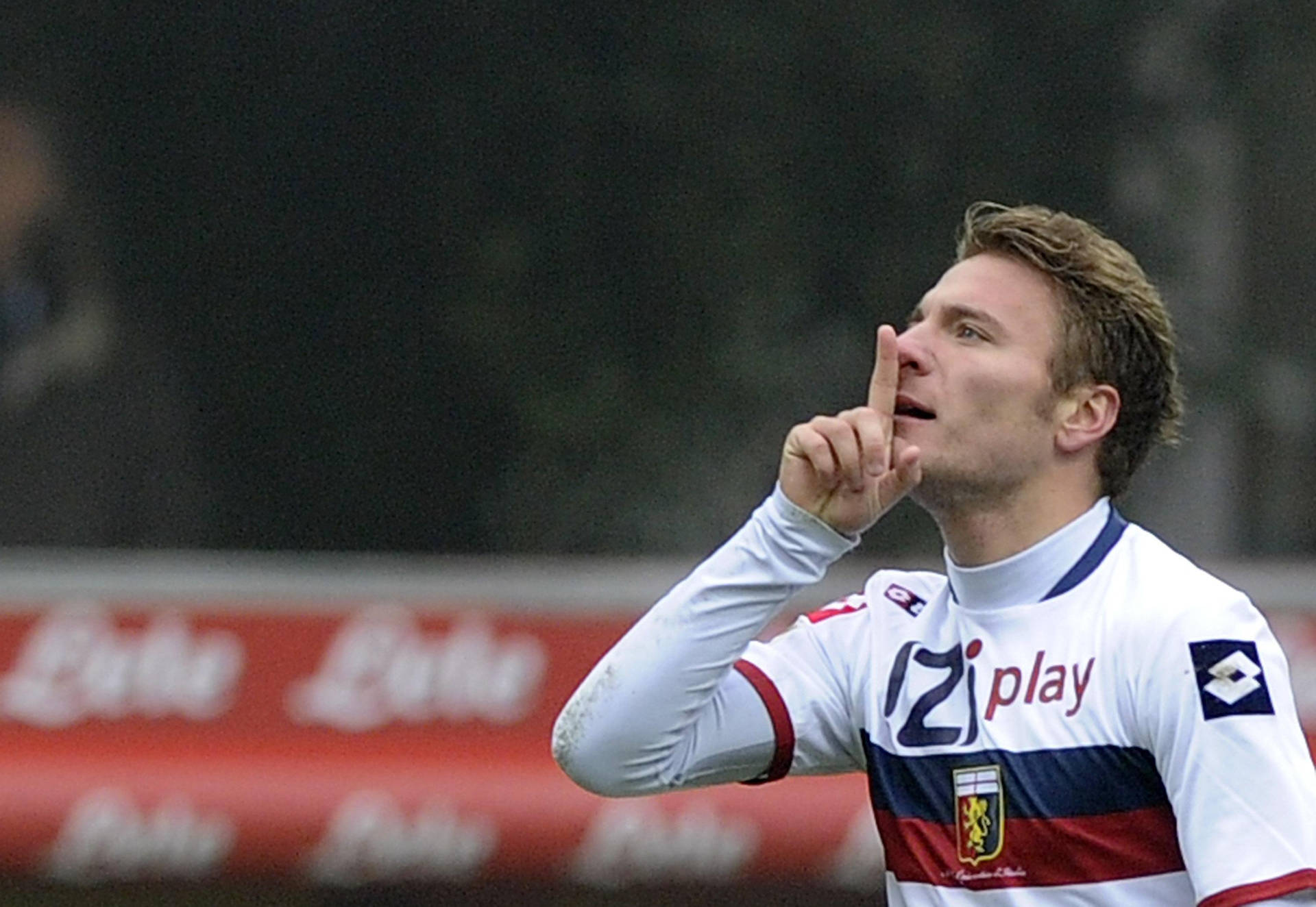 足球員將手指放在唇邊做出安靜的手勢。
