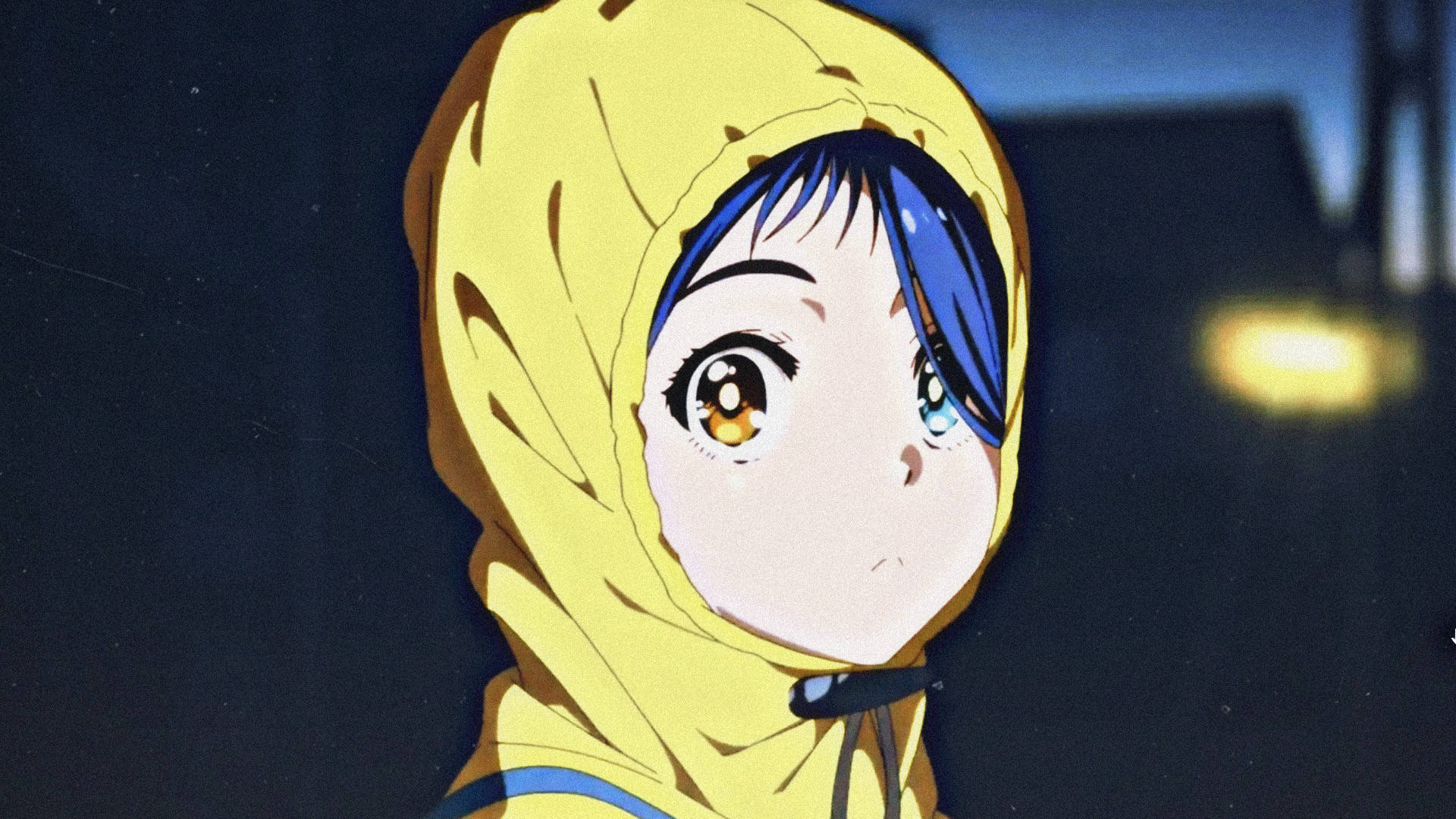 穿著黃色連帽雨衣的動漫女孩在夜晚向前看。