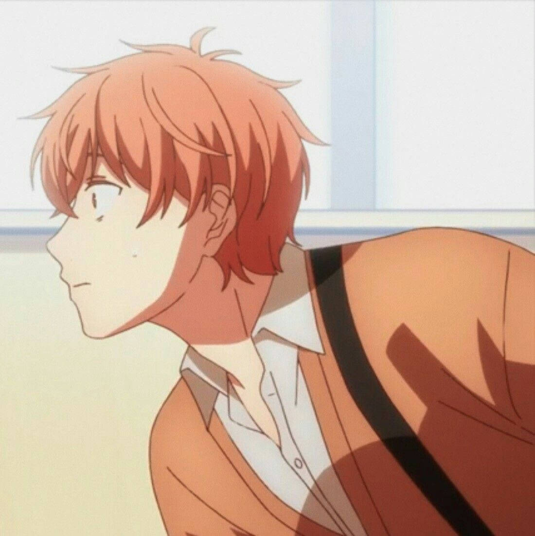 動漫男性角色，橙色頭髮，棕色外套，處於寧靜的室內環境。