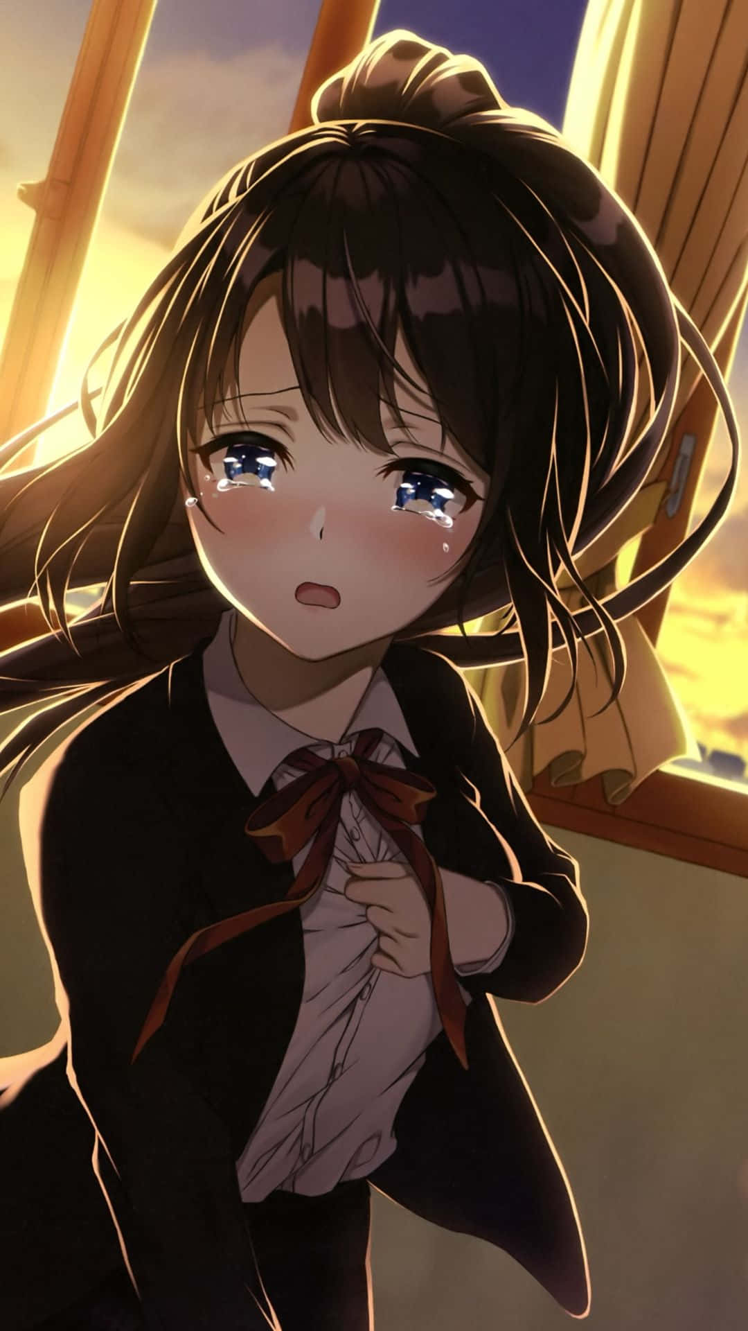 穿著校服的動漫女孩在金色夕陽下於窗邊哭泣。