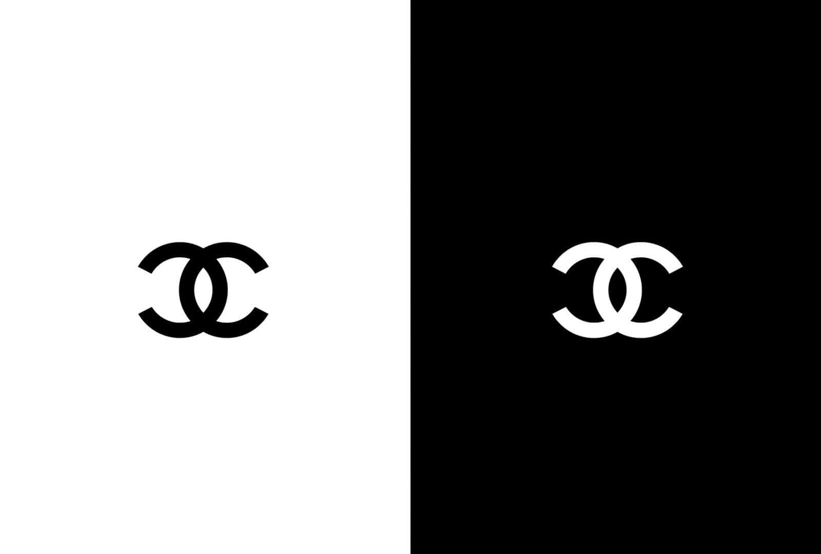 Chanel 標誌以黑底白字和白底黑字的分割背景顯示。