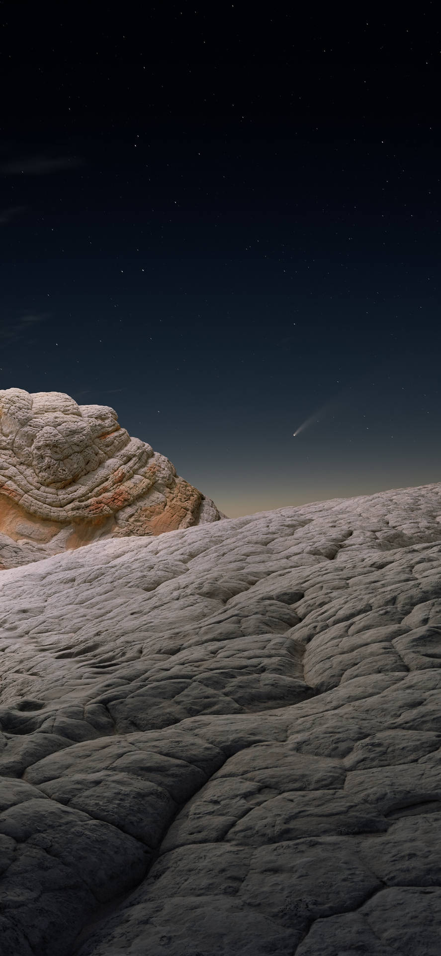 繁星點點的夜空，彗星劃過外星岩石地貌。