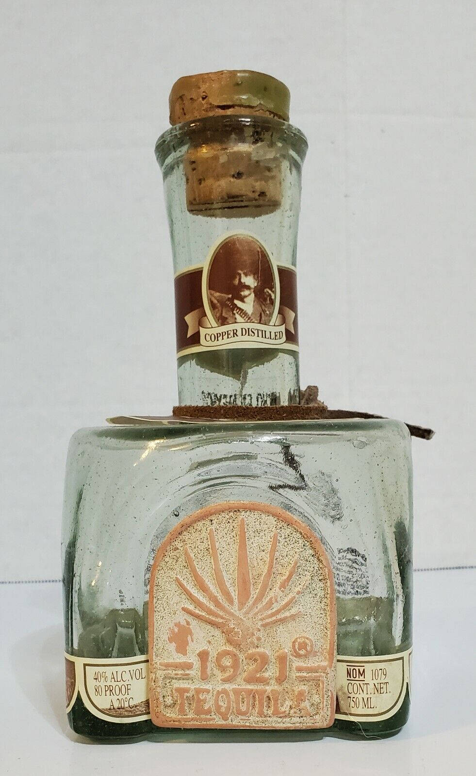 1921年復古龍舌蘭酒，帶有銅蒸餾標籤和軟木塞。