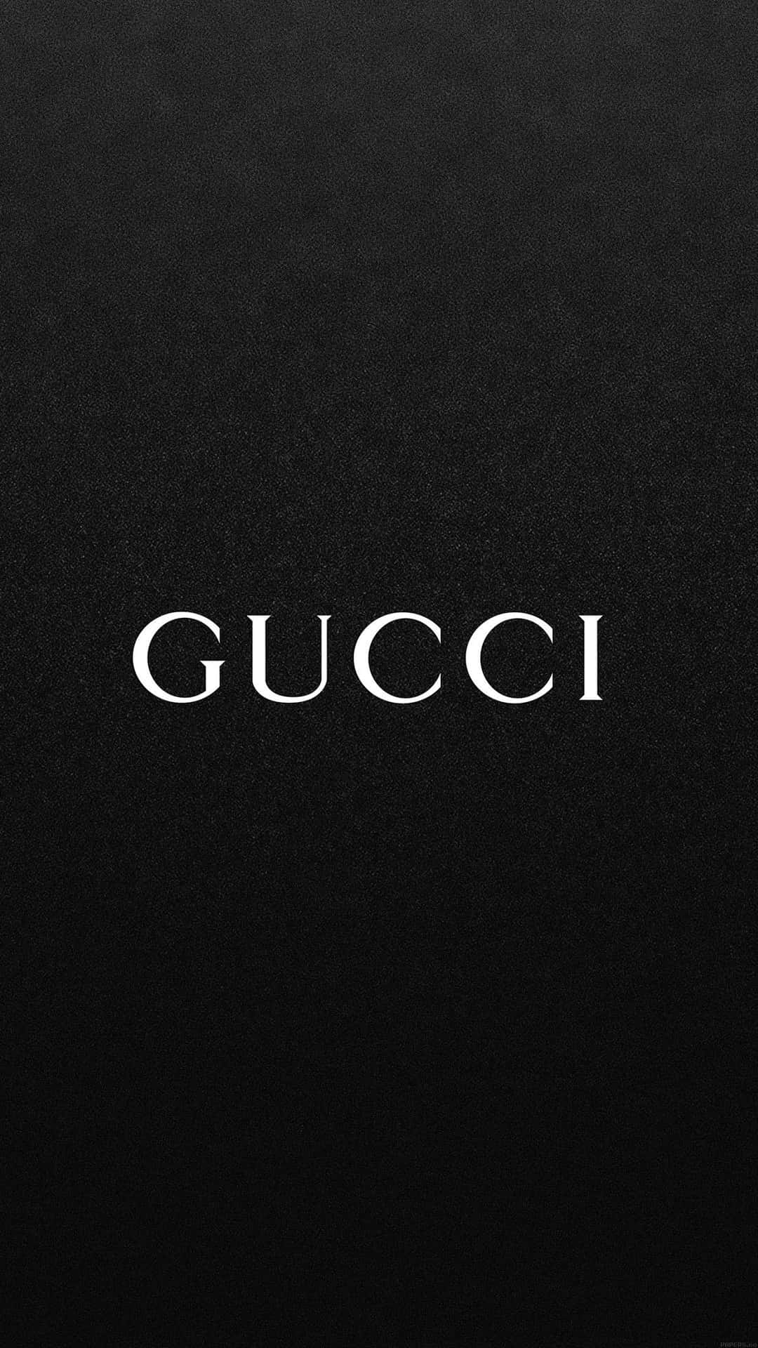 黑色紋理背景上的白色Gucci標誌。