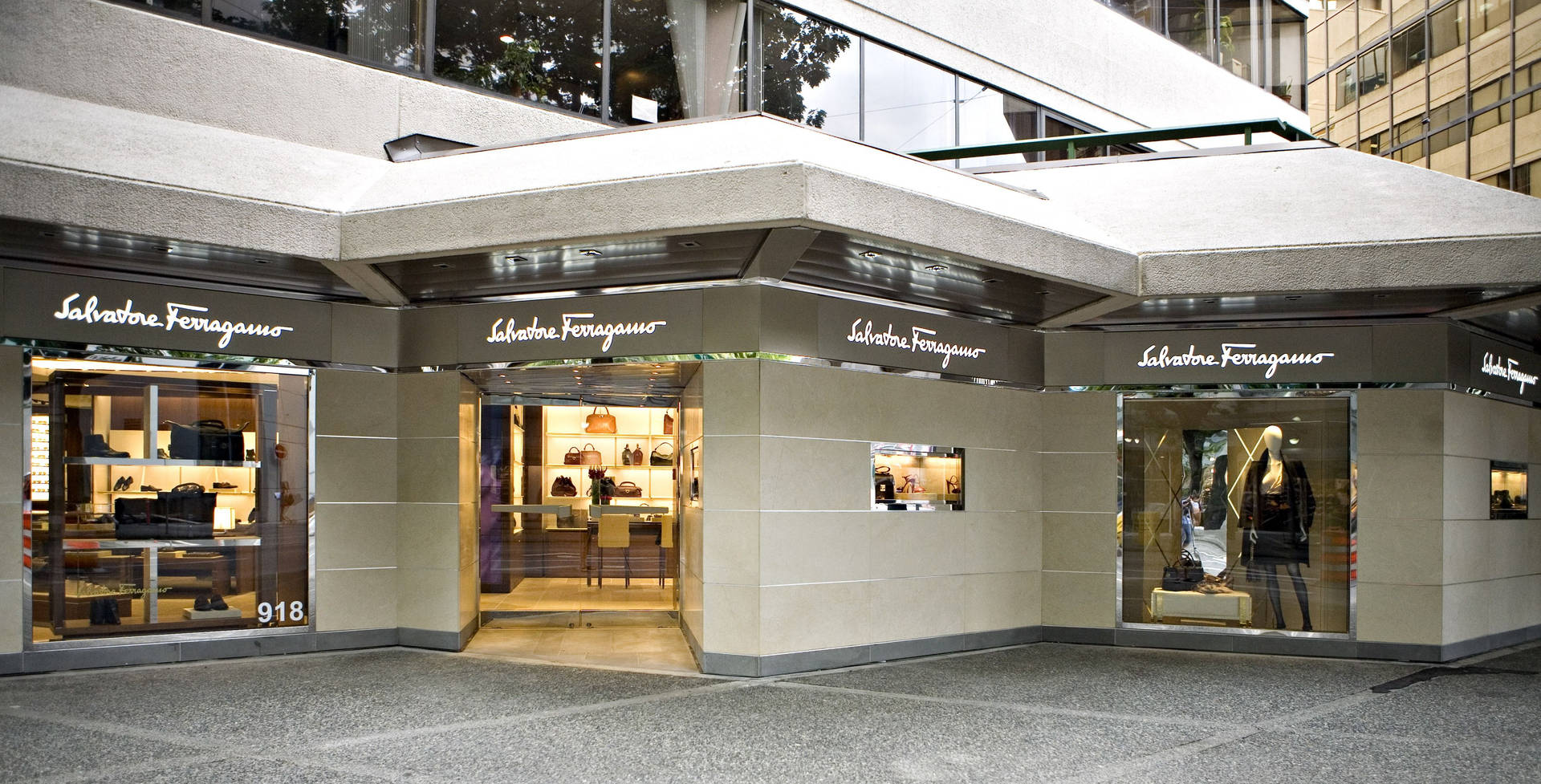 Salvatore Ferragamo 店面，明亮的櫥窗展示著奢侈品。