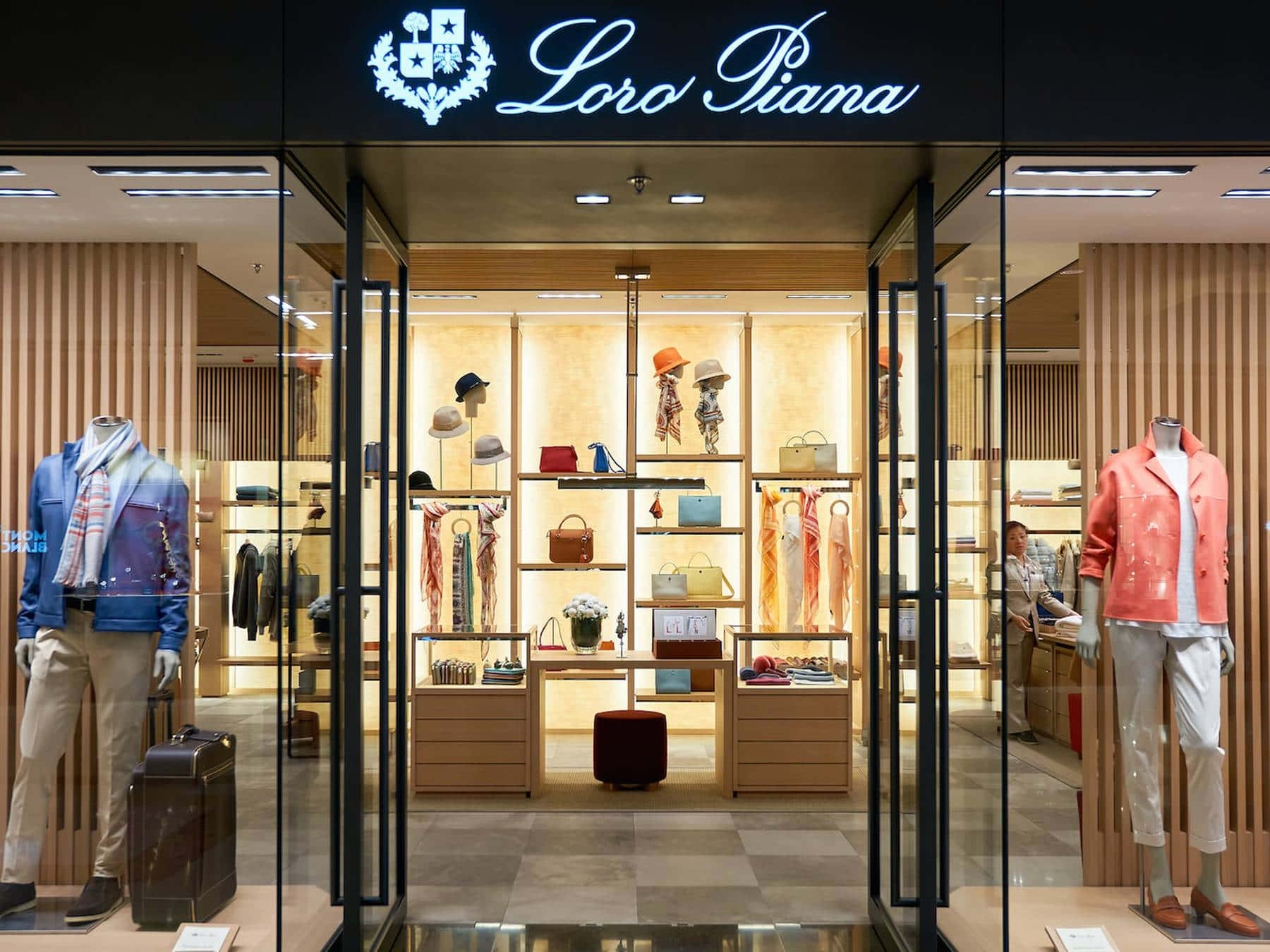 Loro Piana豪華時裝店，有人體模型和配飾架。