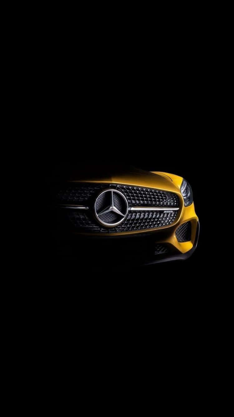 黑暗中發光的黃色 Mercedes-Benz 汽車前格柵。