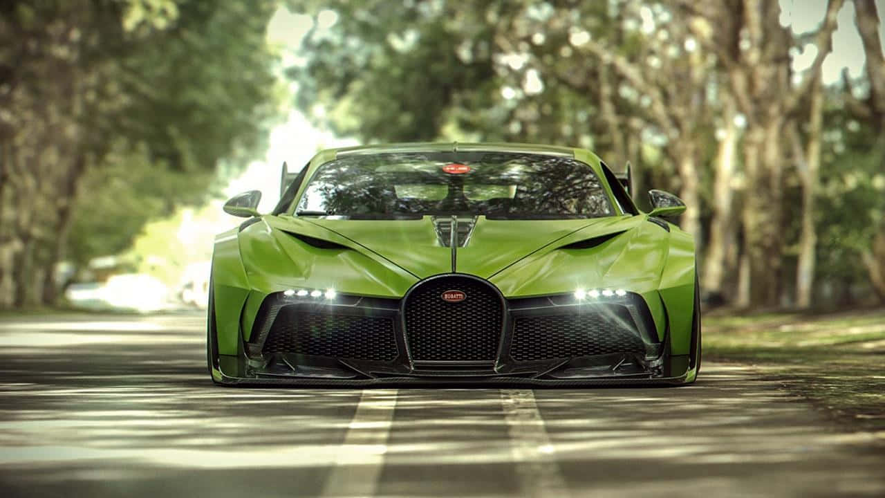 一輛綠色Bugatti跑車停在陰涼的林蔭大道上。