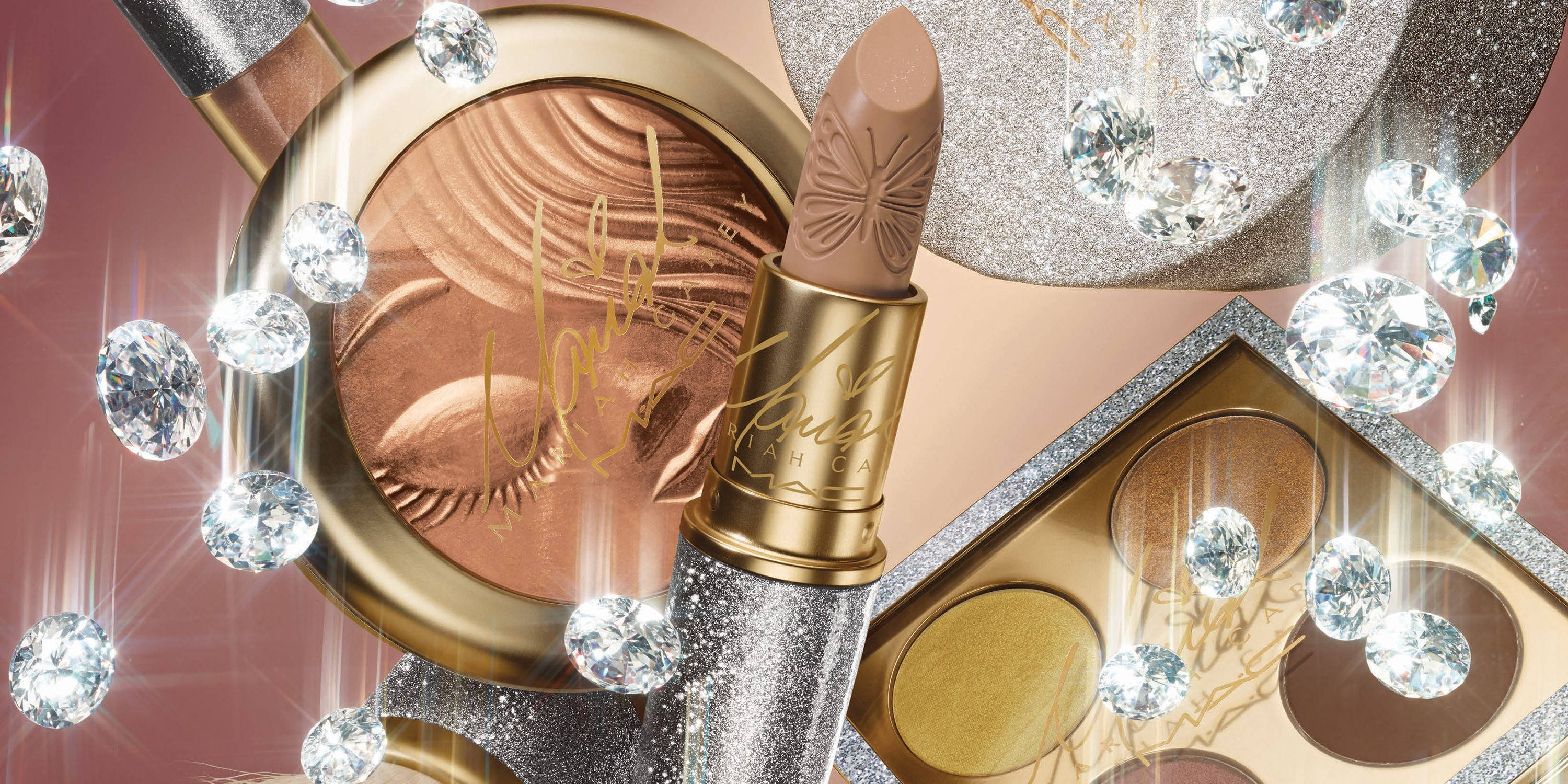Mac Cosmetics x Mariah Collection 壁紙 — 奢華化妝品如唇膏和眼影盤在柔和的粉紅色背景上閃爍著閃粉和鑽石的光芒。