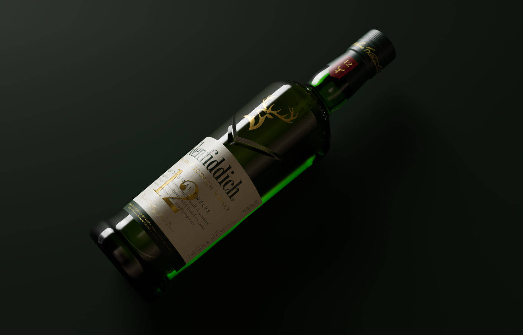 深色背景上帶有金色標籤的綠色威士忌酒瓶。