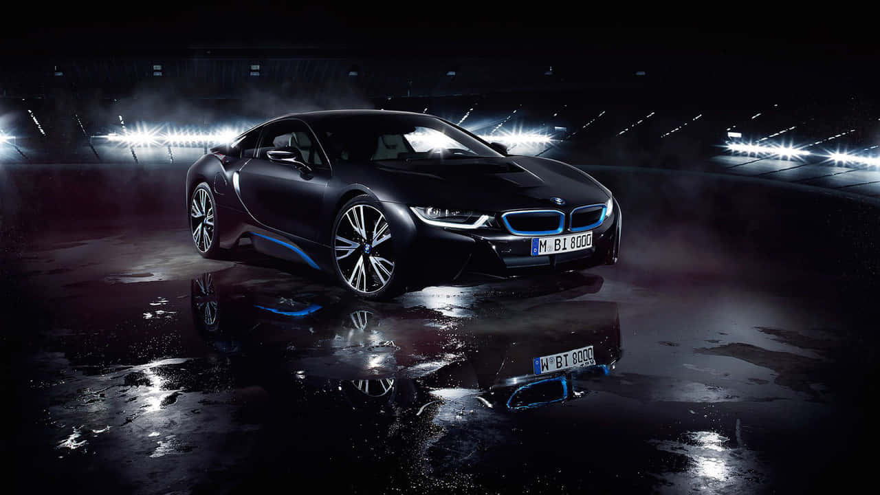奢華寶馬車 壁紙 — 一輛時尚的黑色BMW i8跑車在黑暗工作室的潮濕反光表面上，在明亮的聚光燈下閃閃發光。