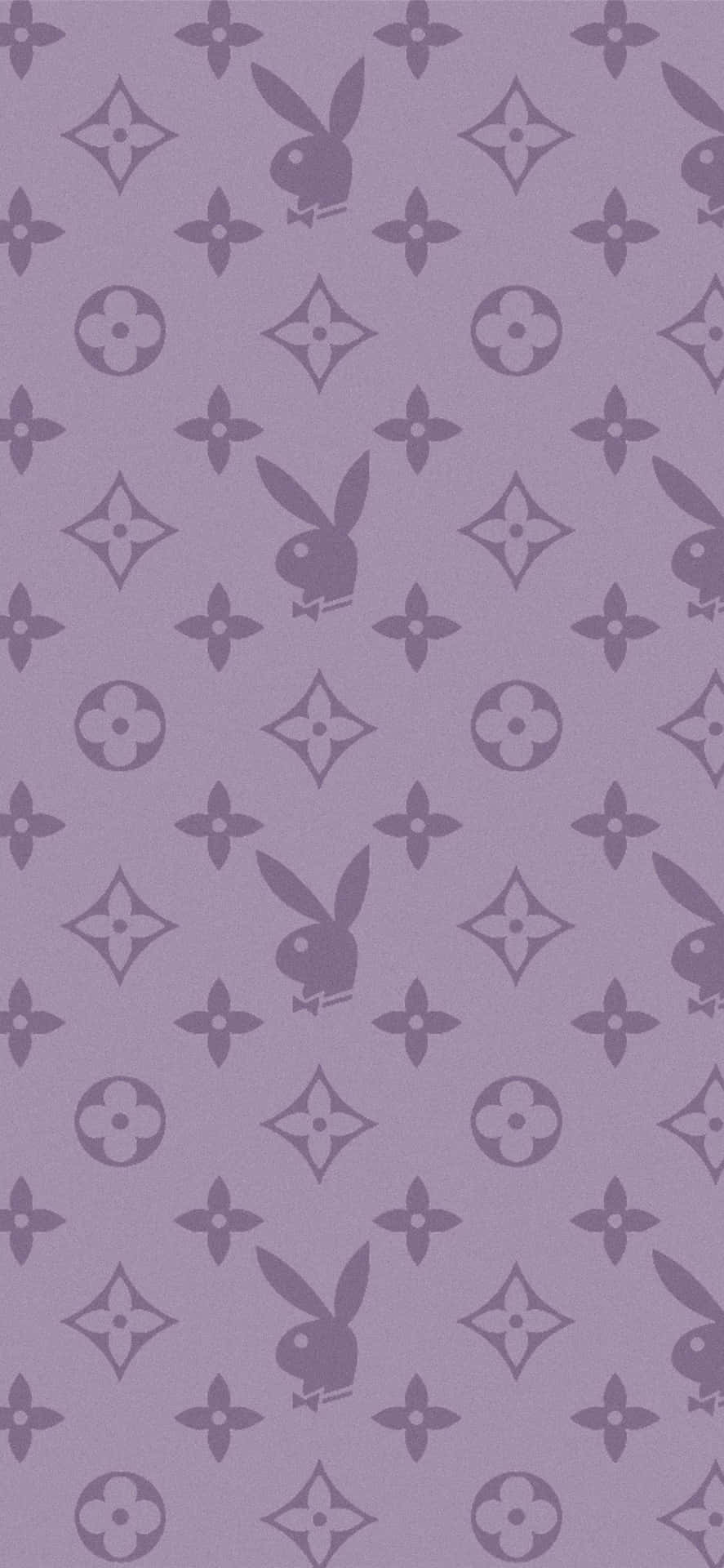 帶有重複Playboy兔仔和Louis Vuitton字母組合圖案的紫色牆紙。