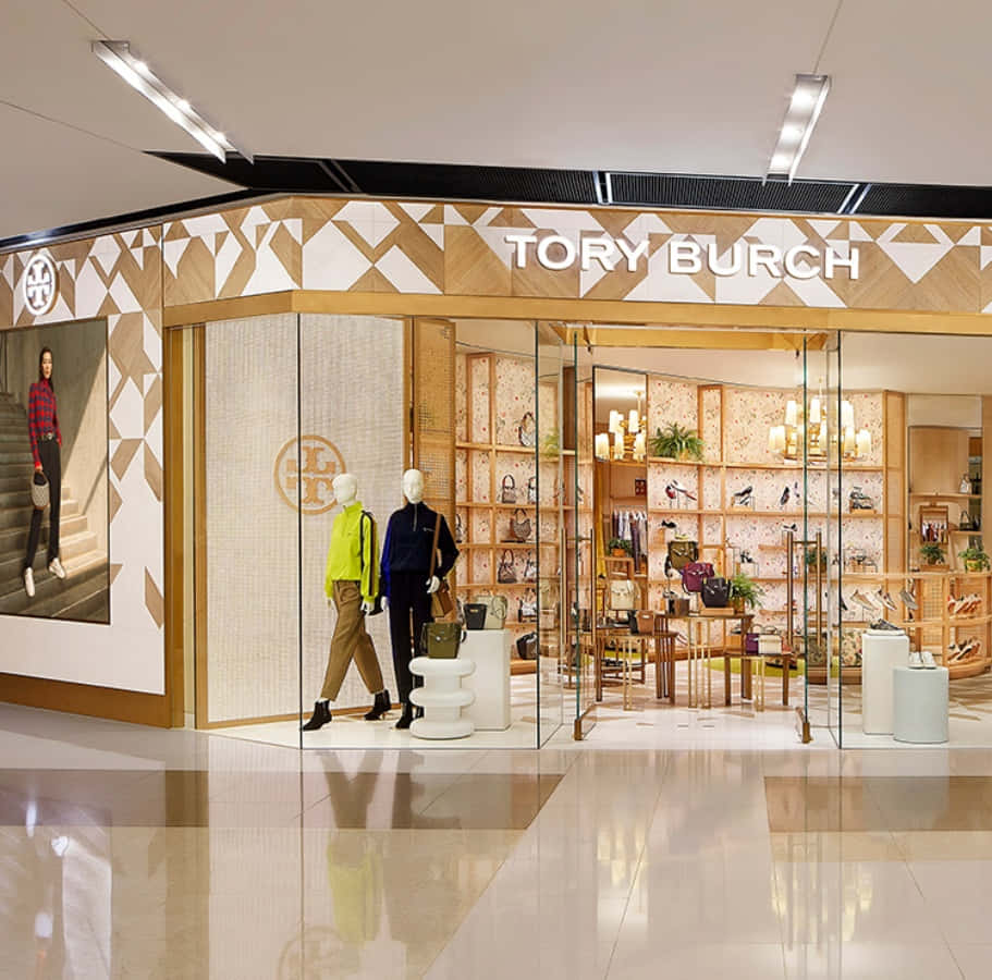 Tory Burch商店，玻璃窗後展示人體模型和手袋。