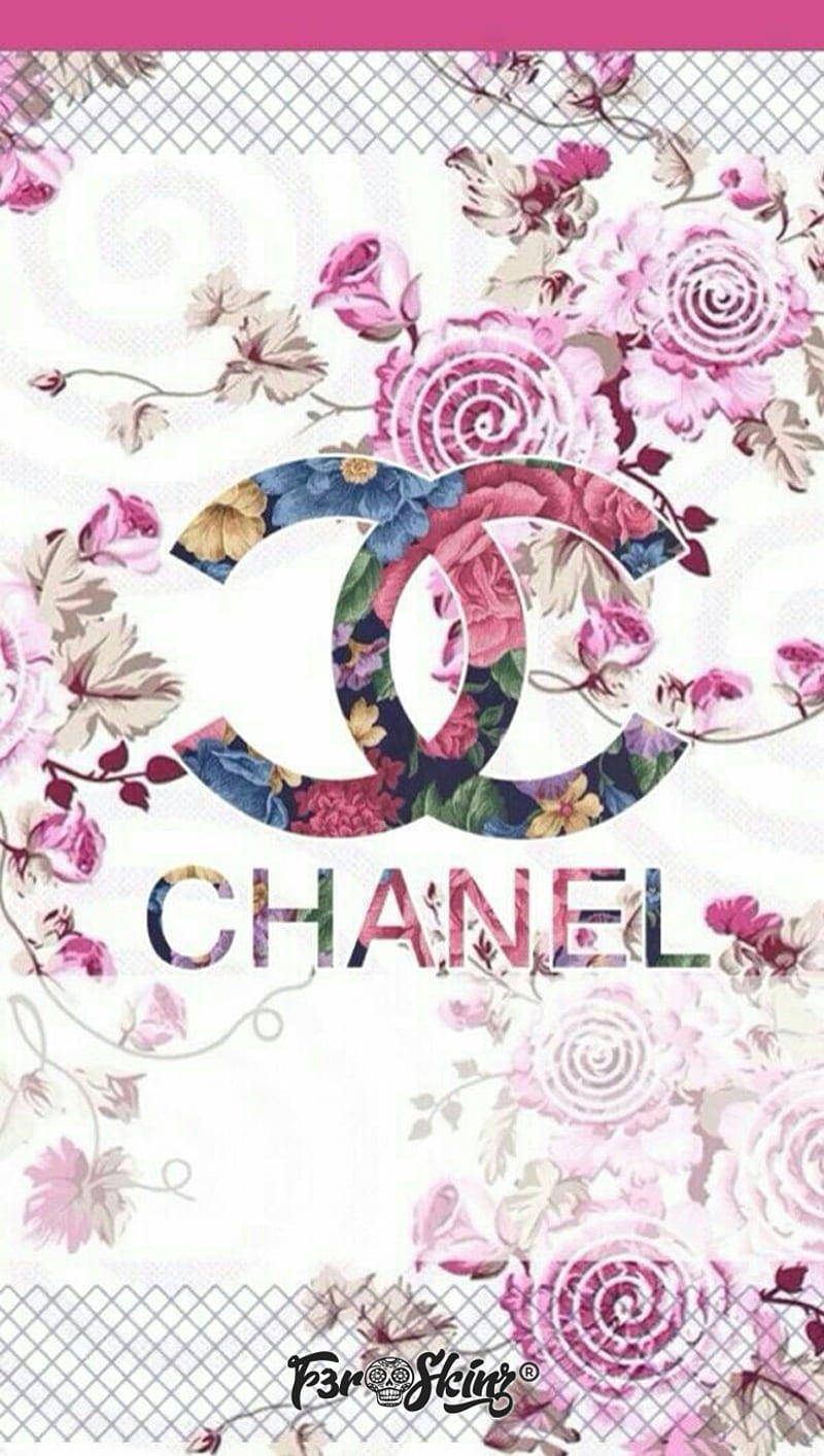 Chanel 標誌被粉紅色和藍色花卉圖案環繞，背景為白色。