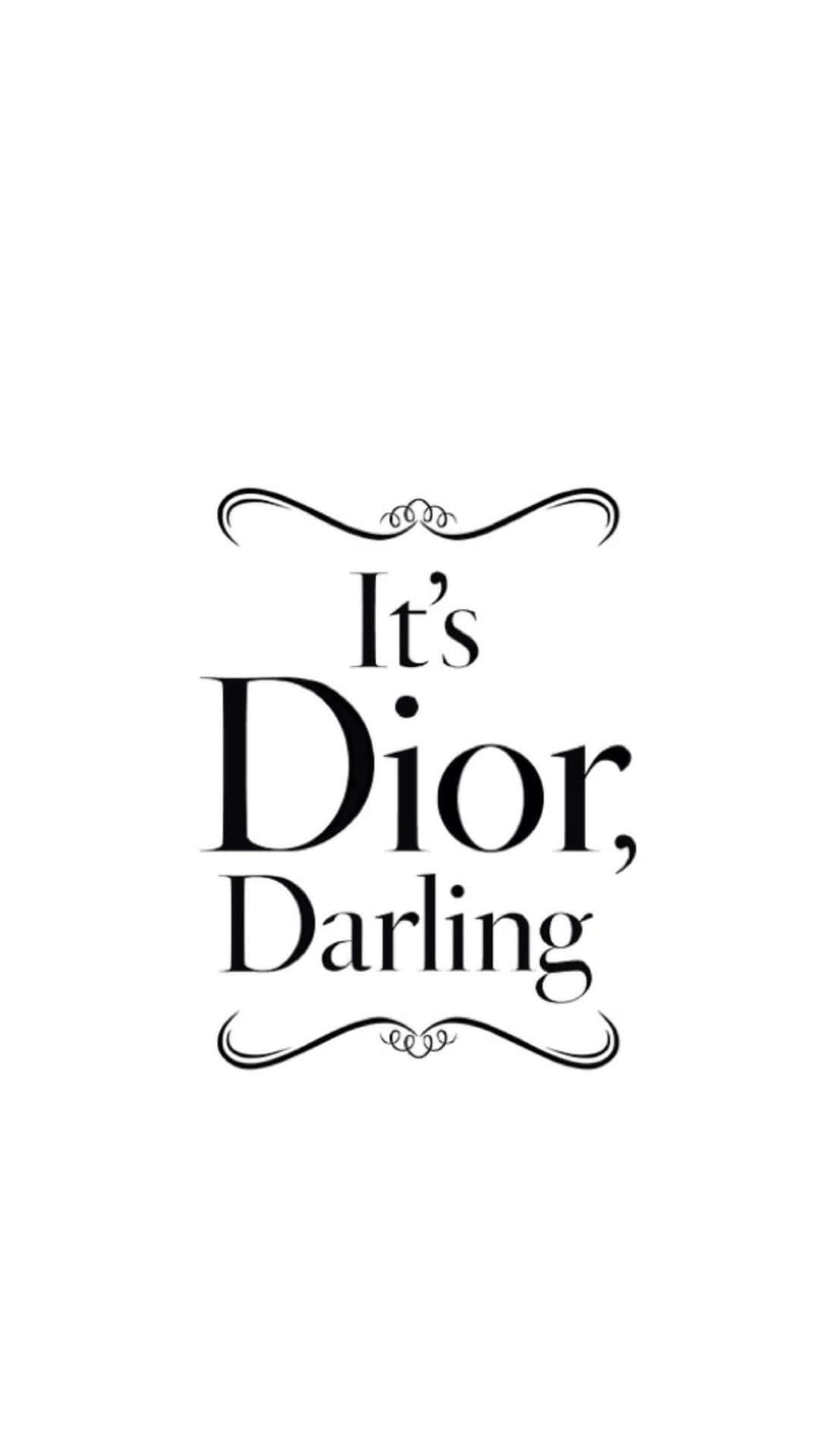 黑色文字標誌，上面寫著「It's Dior, Darling」，並帶有裝飾性漩渦紋，背景為白色。
