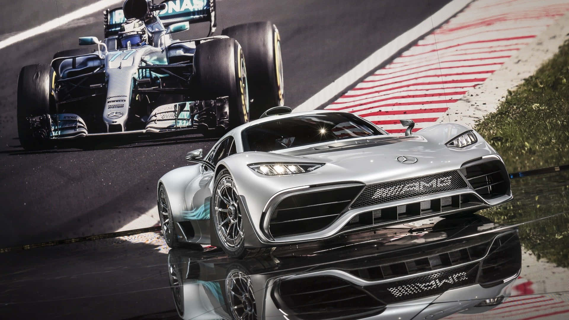 銀色 Mercedes-AMG GT 和 F1 賽車在濕滑賽道上競速，帶紅色路緣石。