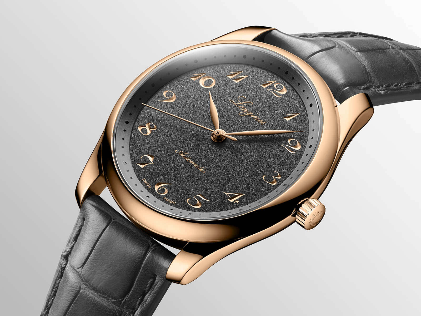 優雅的玫瑰金 Longines 手錶，配備黑色錶盤和鱷魚皮錶帶。