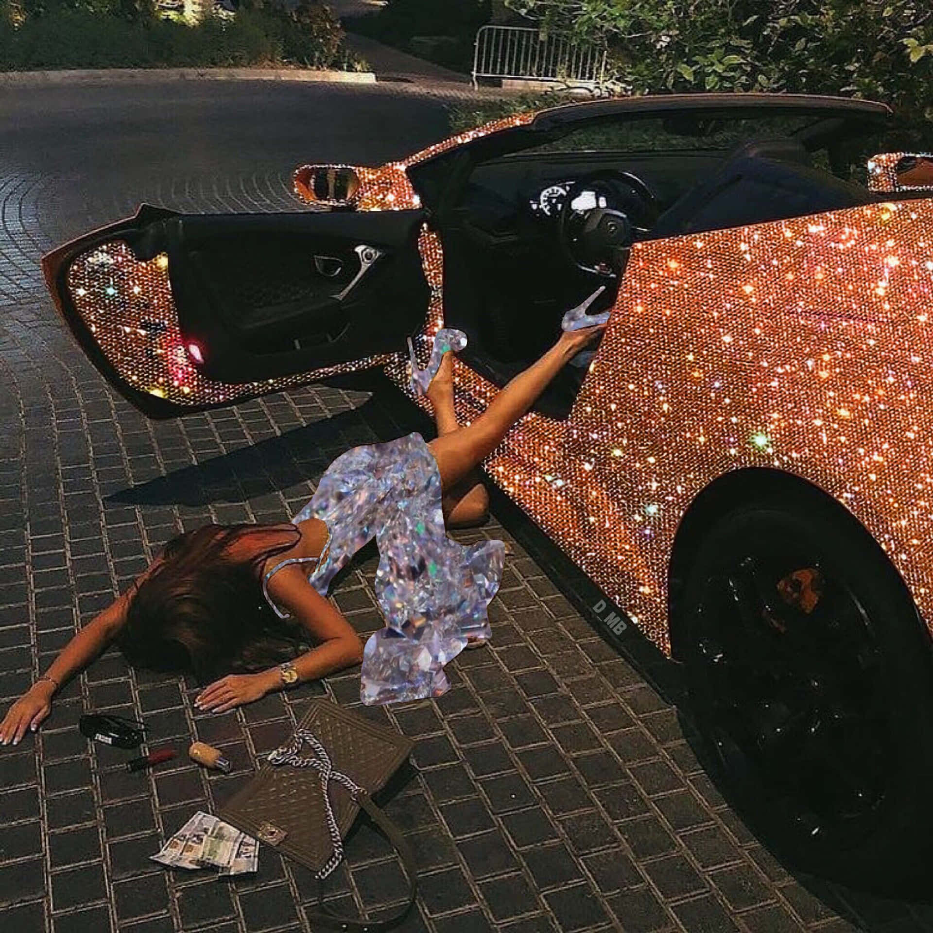 一位身穿閃亮連衣裙的女性躺在鋪砌的道路上，旁邊是一輛覆蓋著閃粉的汽車。