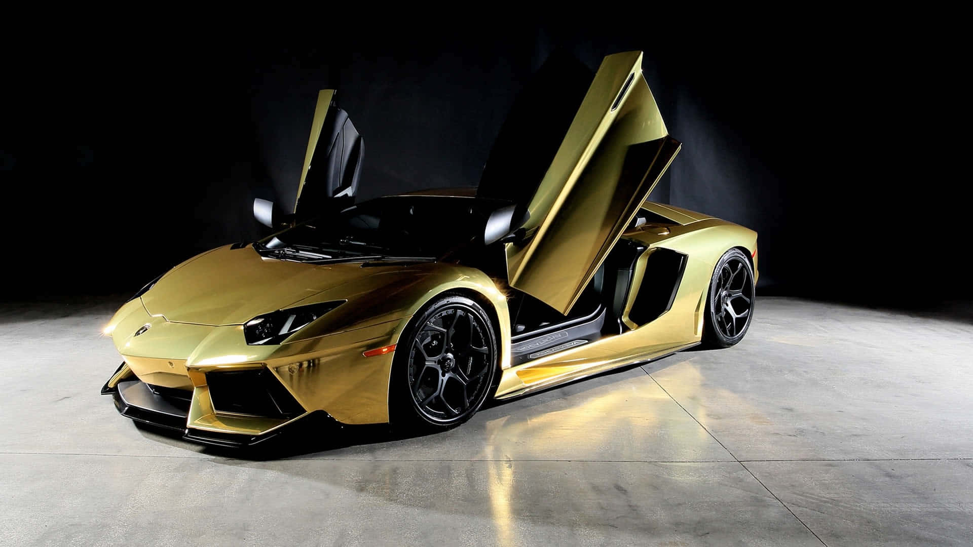 金色林寶堅尼 Aventador 在黑暗工作室環境中打開車門。