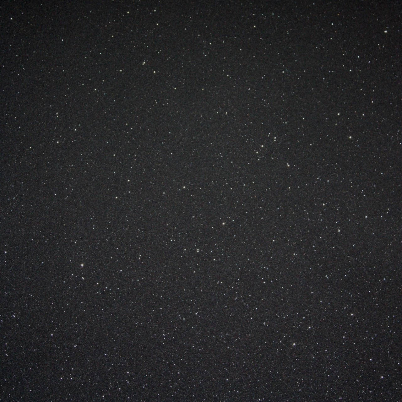 在黑暗背景下，無數閃爍的星星點綴的星空夜空。