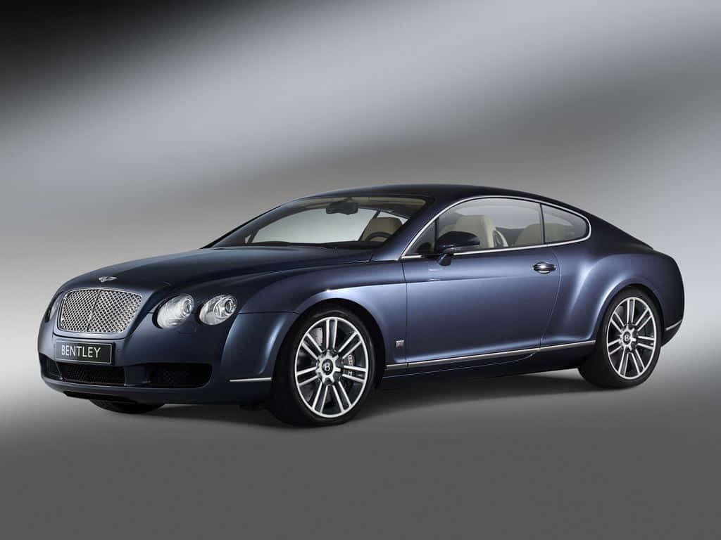 攝影棚燈光下的時尚藍色賓利 Continental GT 雙門轎跑車。