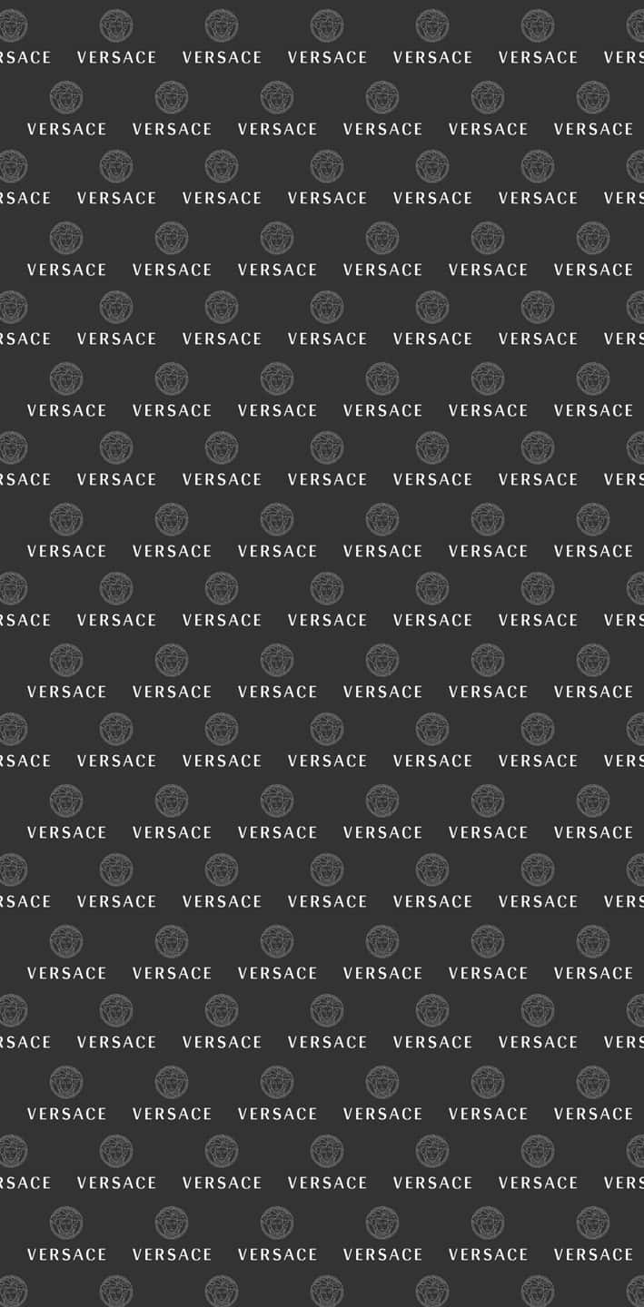 奢華與科技的融合 — Versace iPhone 保護殼 壁紙 — 深灰色背景上重複排列的白色 Versace 標誌圖案。