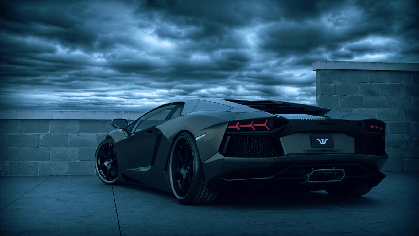 啞光黑色林寶堅尼Aventador，暴風雨天空下紅色尾燈閃爍。