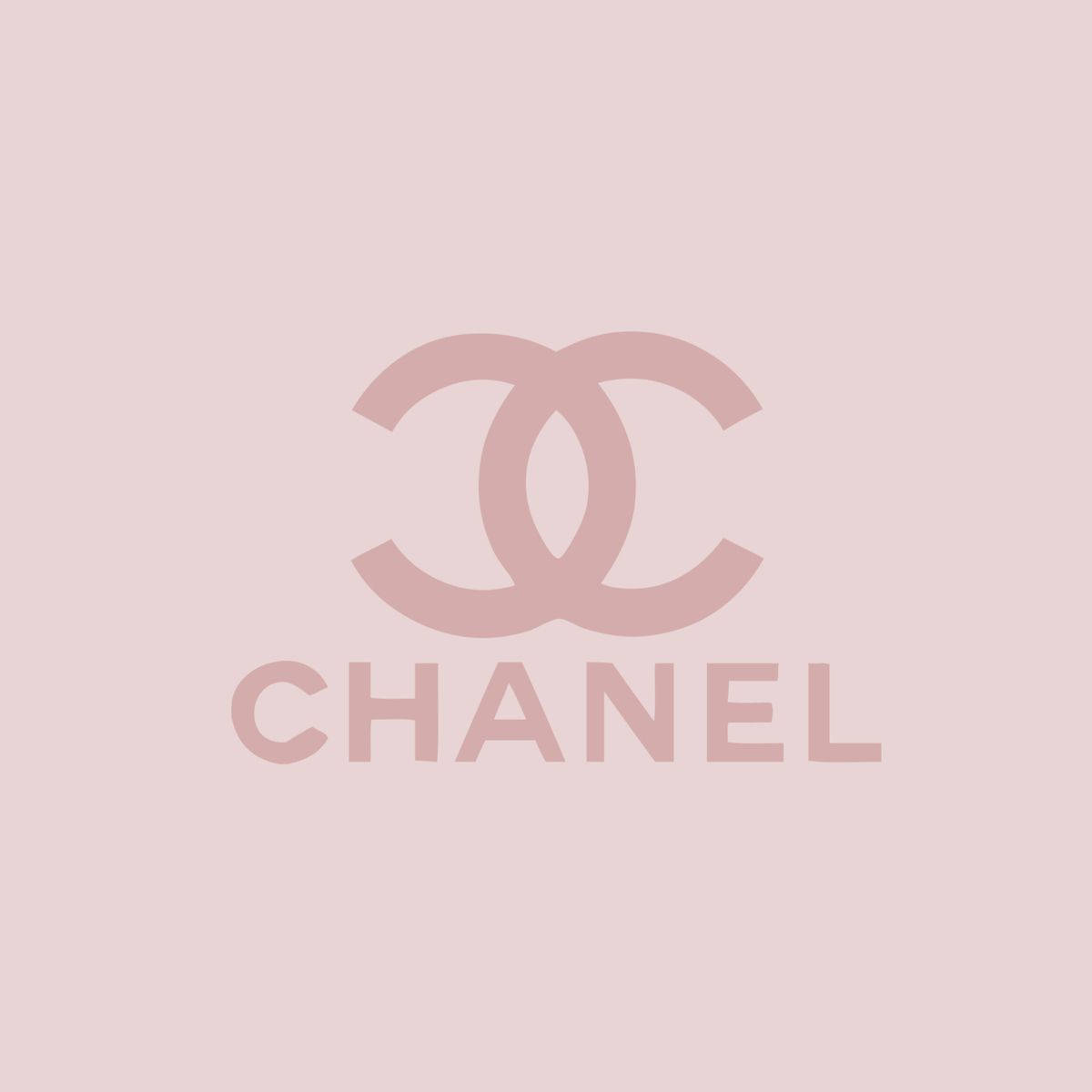 柔和粉紅色的 Chanel 標誌，配以相襯背景。