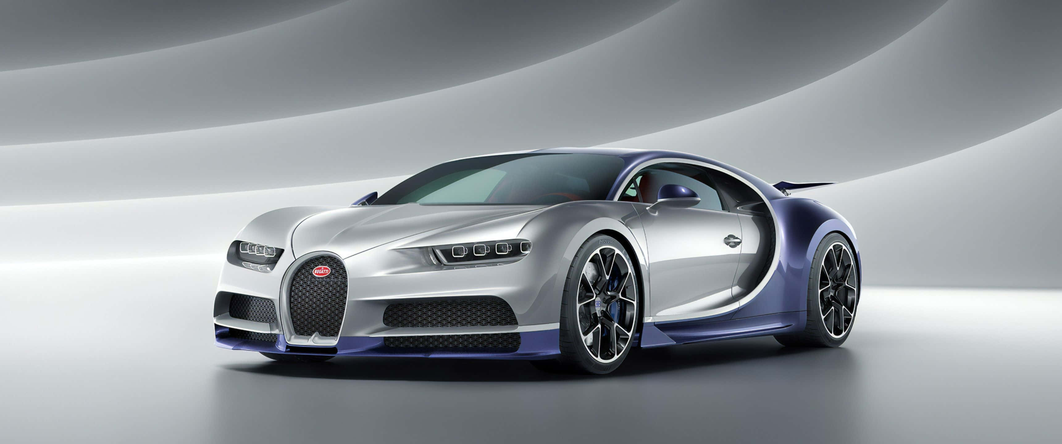 奢華跑車疾馳動態 壁紙 — 一輛時尚的銀藍色 Bugatti Chiron 超級跑車在彎曲的灰色背景下的攝影棚燈光下閃閃發光。
