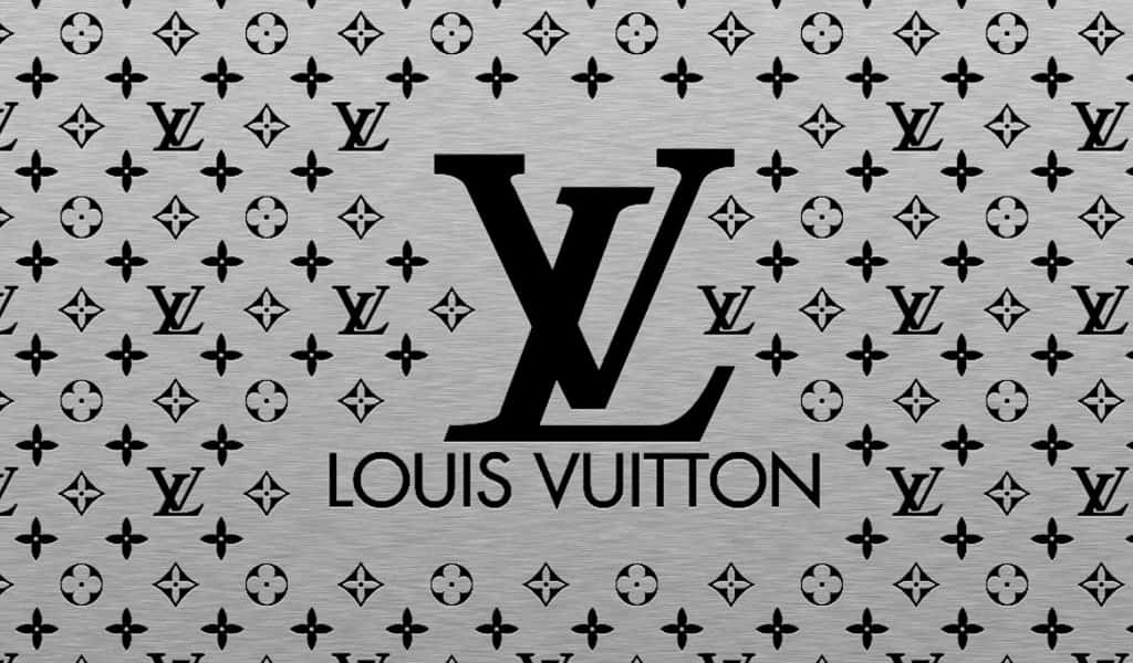 Louis Vuitton標誌在拉絲金屬上，帶有重複的字母組合圖案。 — 路易威登 壁紙