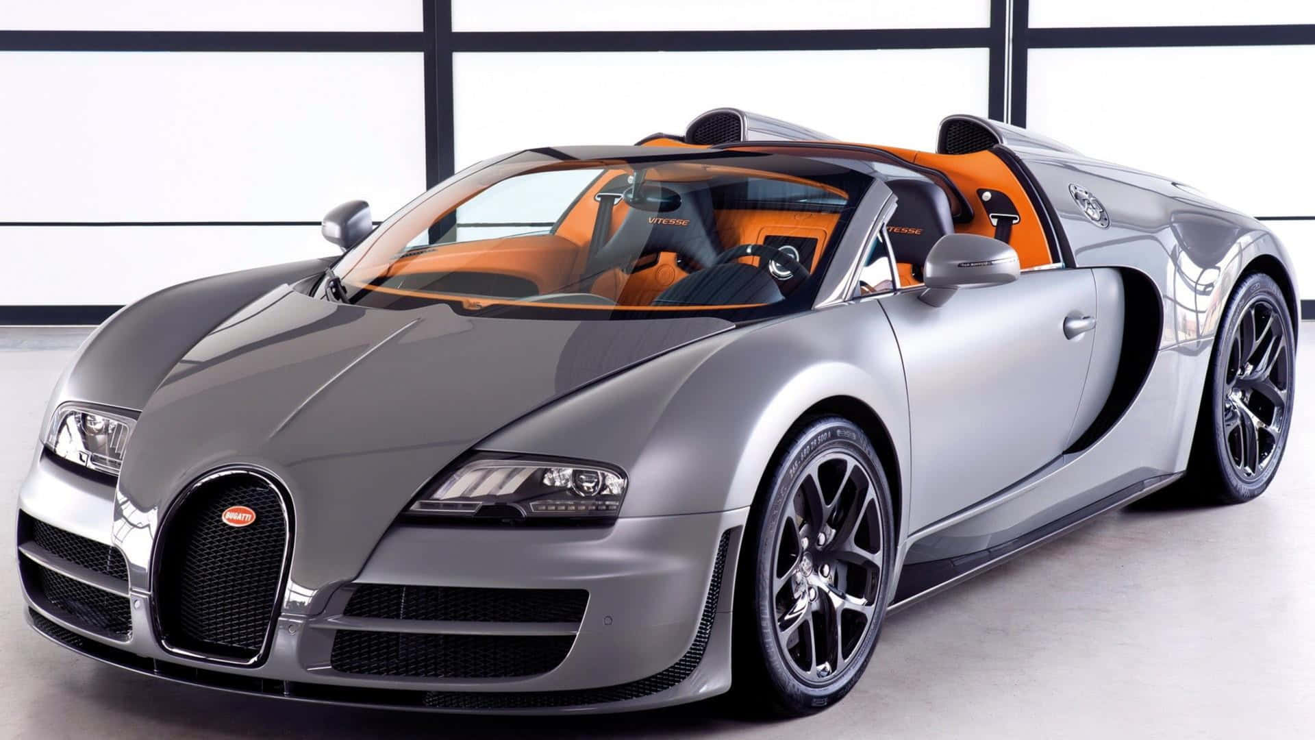 在明亮的環境中，銀色Bugatti Veyron Grand Sport配橙色內飾。
