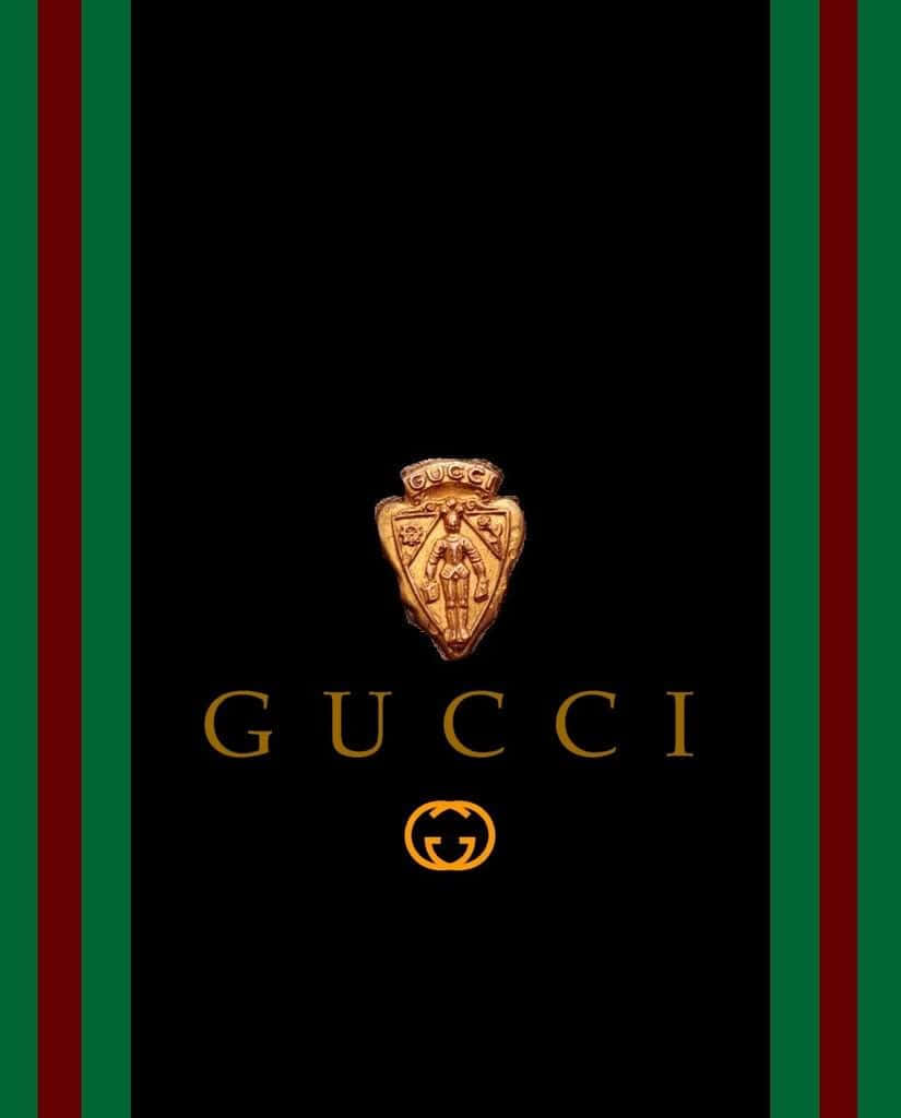 金色Gucci標誌帶有金色徽章和文字，在黑色背景上，有綠色和紅色條紋。