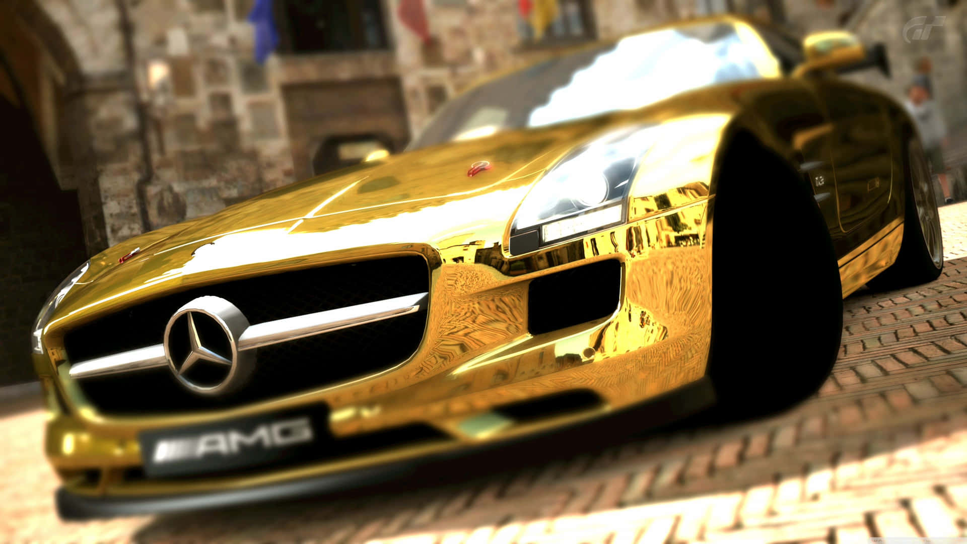 金色 Mercedes-AMG 跑車在鵝卵石街道上，靠近石建築。