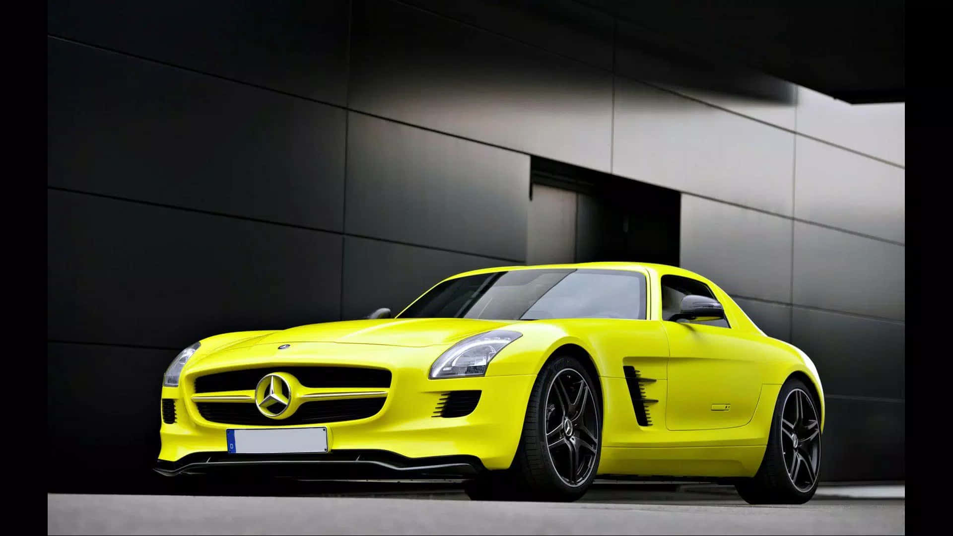 充滿活力的黃色 Mercedes SLS AMG 跑車停泊在現代建築前。