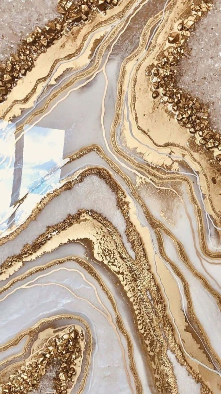 Marble Phone 桌布 壁紙 — 奢華金白色瑪瑙石的近距離特寫，具有複雜的層狀圖案和閃閃發光的晶體紋理。