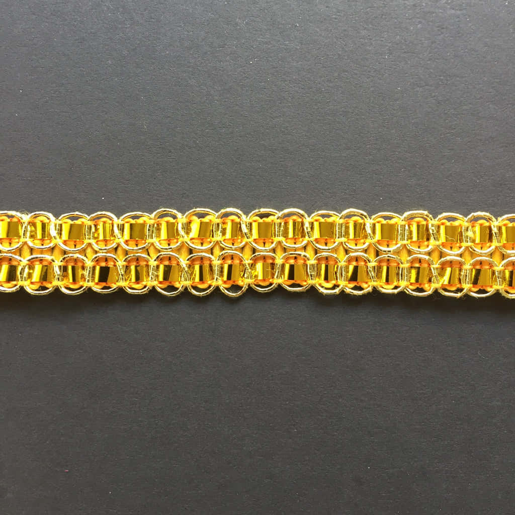 奢華金箔背景紋理 壁紙 — 深灰色表面上金色鏈甲手鐲的微距特寫，環環相扣。