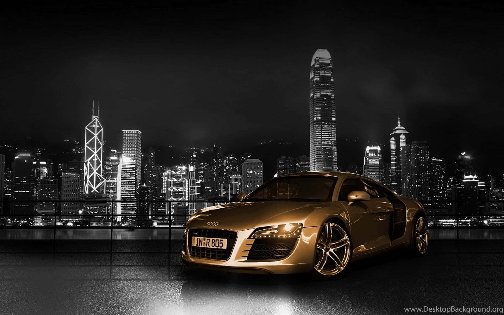 金色跑車停在夜間燈火通明的城市天際線前。