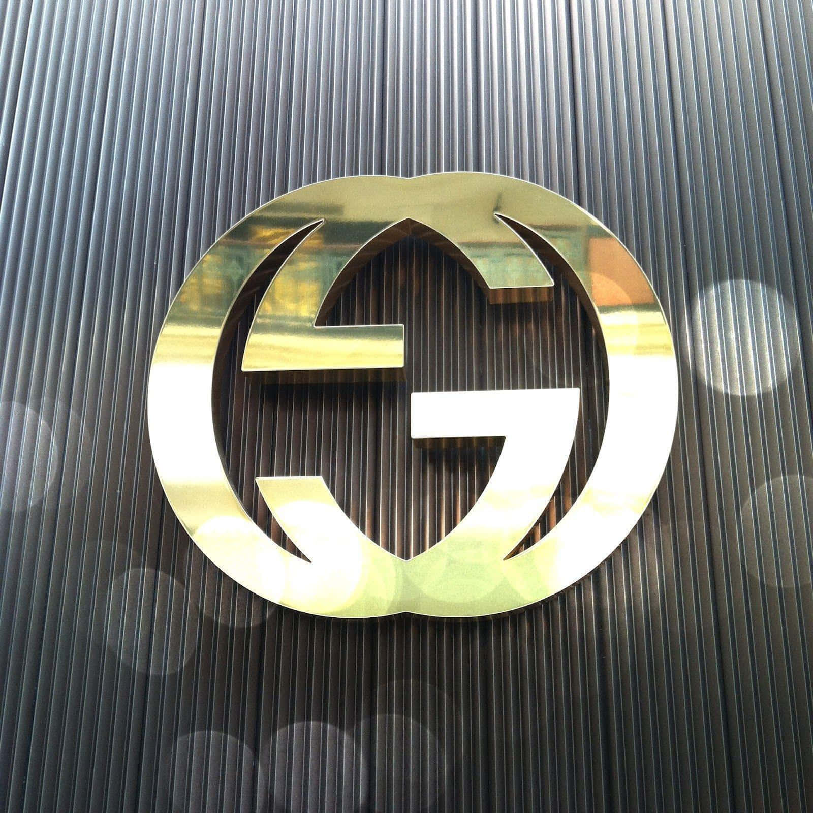 深色條紋牆上的Gucci標誌徽章與散景燈光