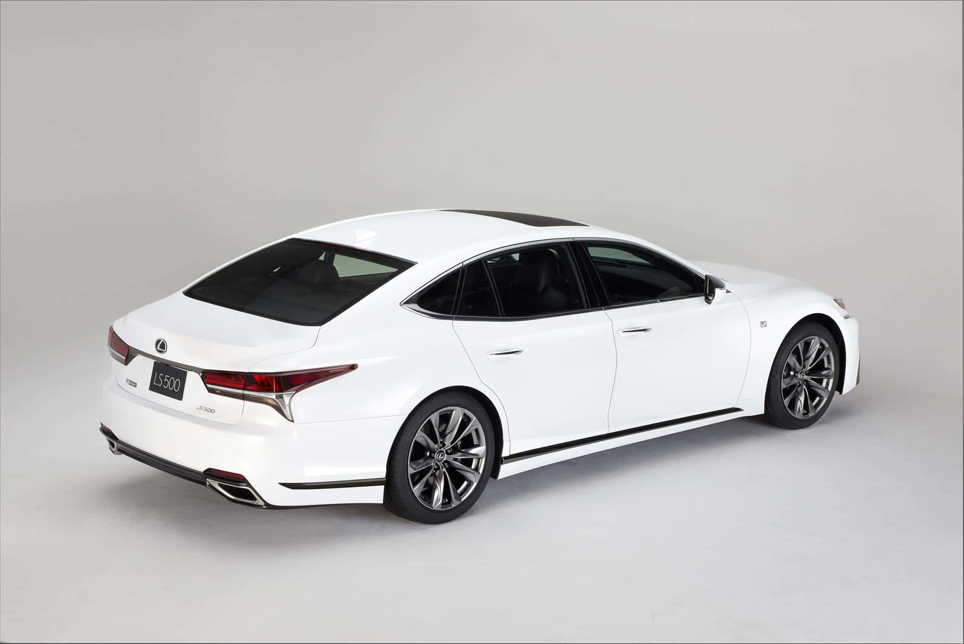 奢華雷克薩斯LS 500豪華轎車 壁紙 — 一輛純白色的Lexus LS 500轎車在極簡風格的工作室中展示，配有柔和燈光和簡潔線條。