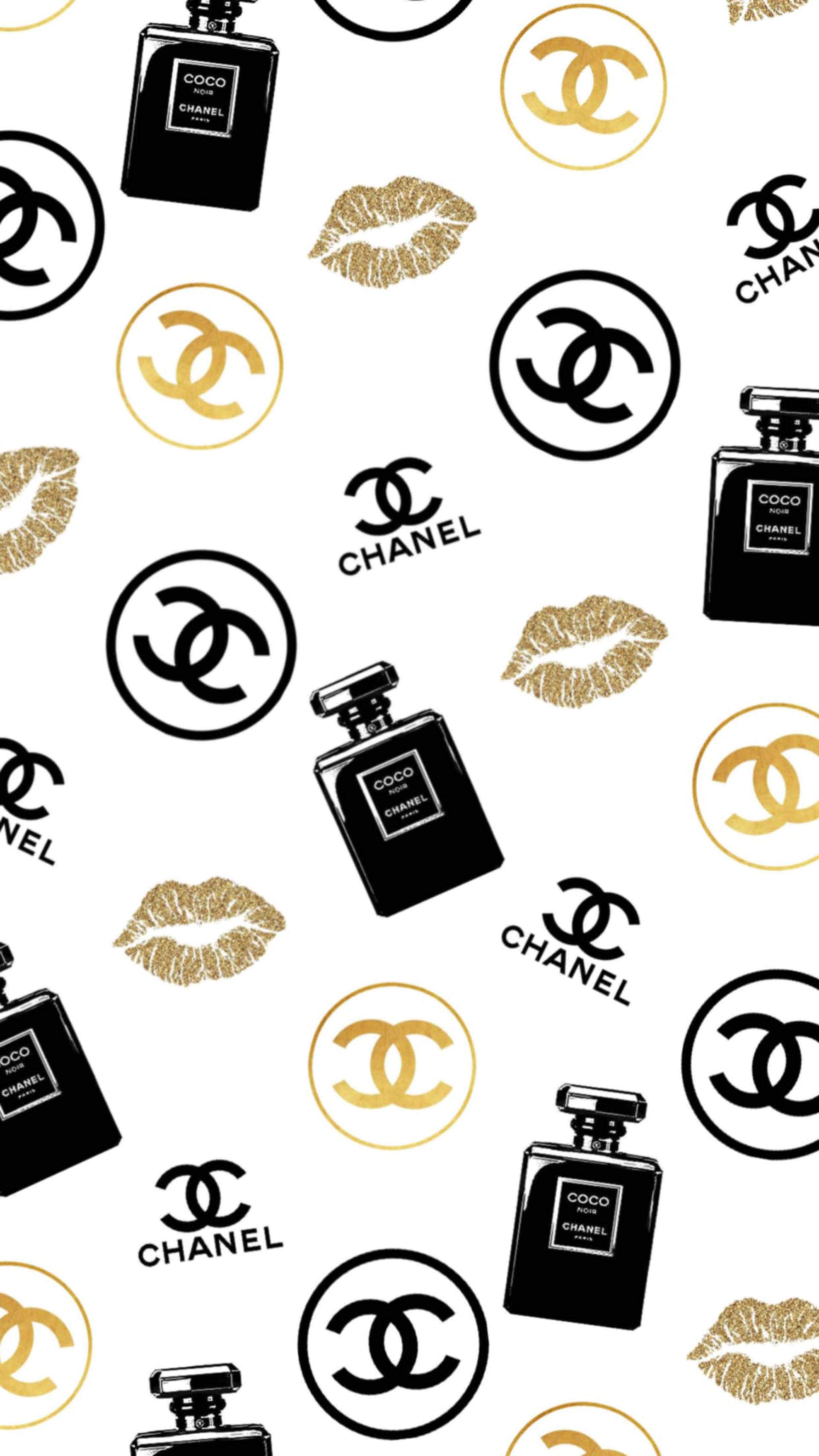 奢華香奈兒標誌 壁紙 — 白色背景上重複出現黑色 Chanel Coco 香水瓶、金色嘴唇和交織的 CC 標誌圖案。