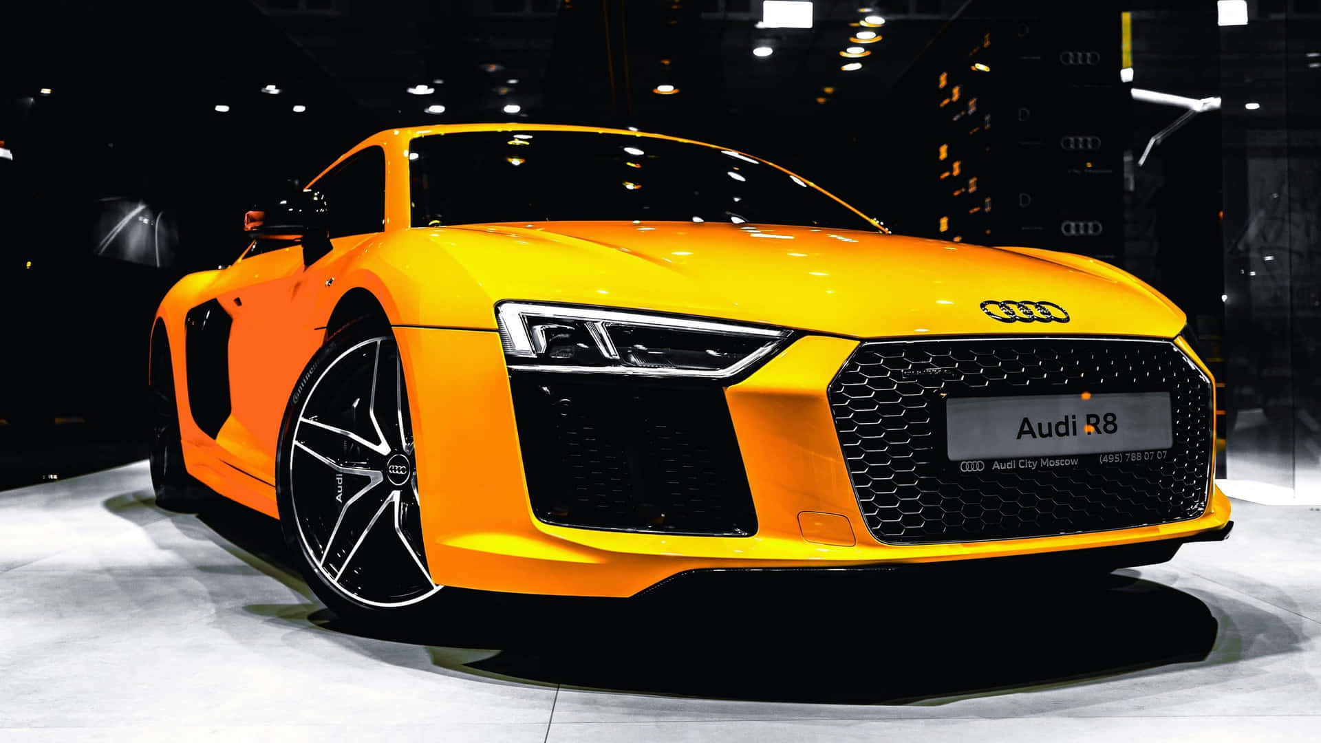 亮橙色奧迪R8跑車在車展上展出。