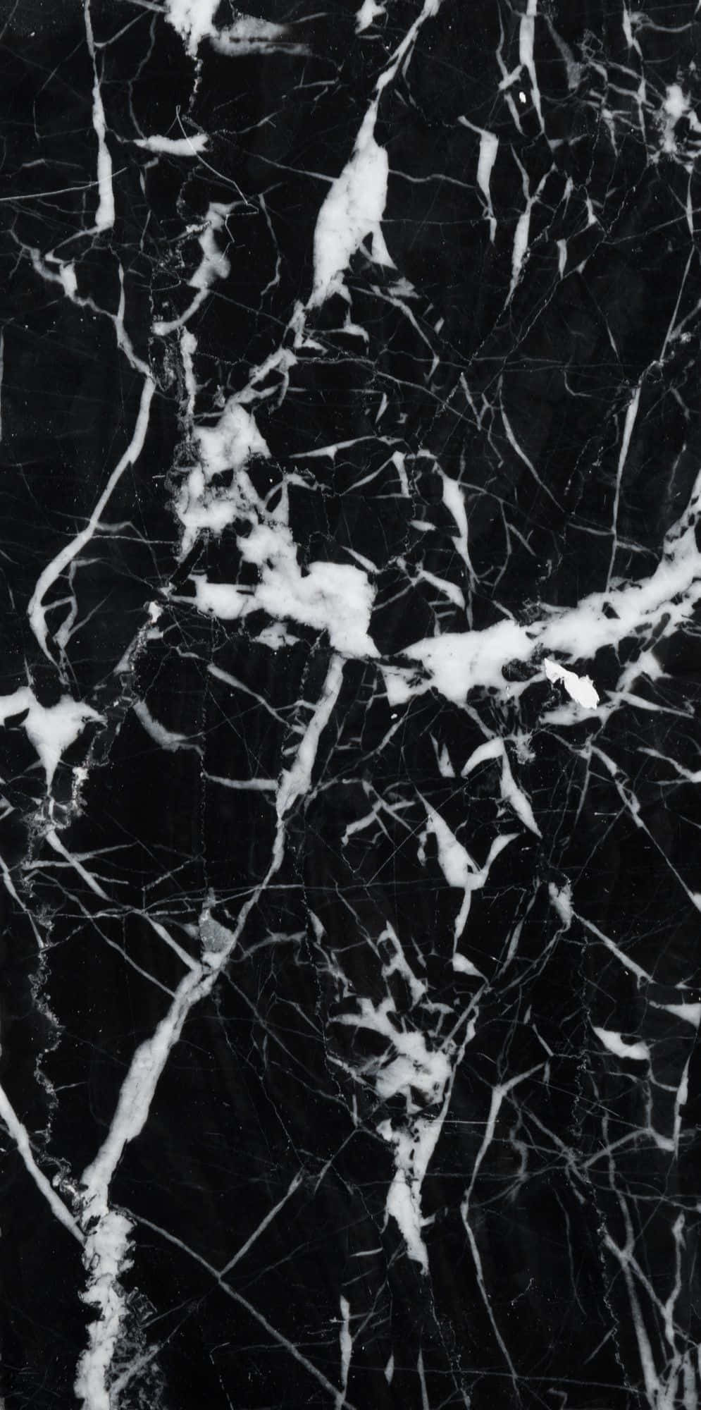 Marble iPhone 桌布 壁紙 — 奢華黑色大理石的近距離特寫，大膽的白色紋理營造出優雅的自然圖案。