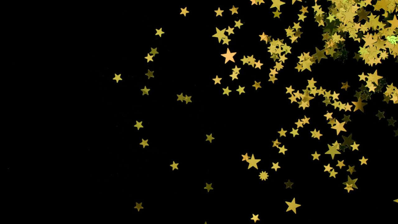 金色星星紙屑在黑色背景上飄落