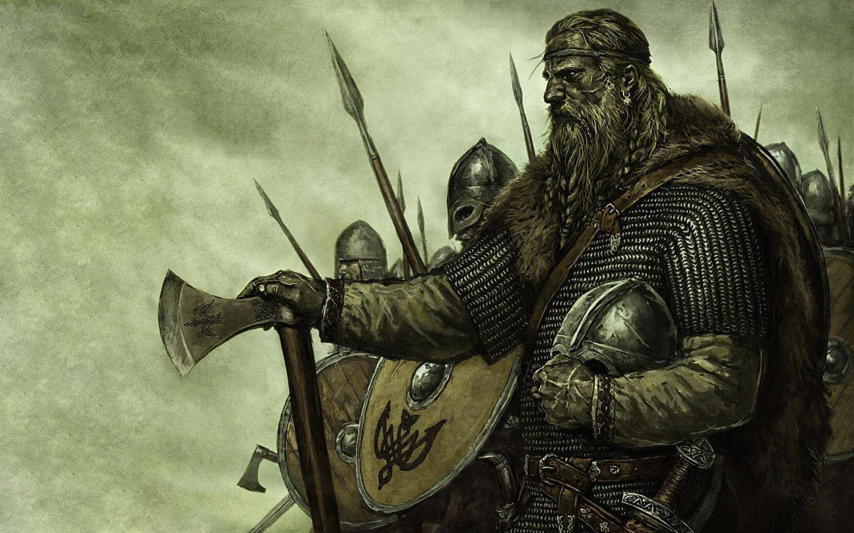 奧丁與北歐戰士 壁紙 — 一個兇猛的維京戰士，長鬍鬚，披著毛皮斗篷，在暴風雨的天空下，站在持盾部隊前，緊握著斧頭。